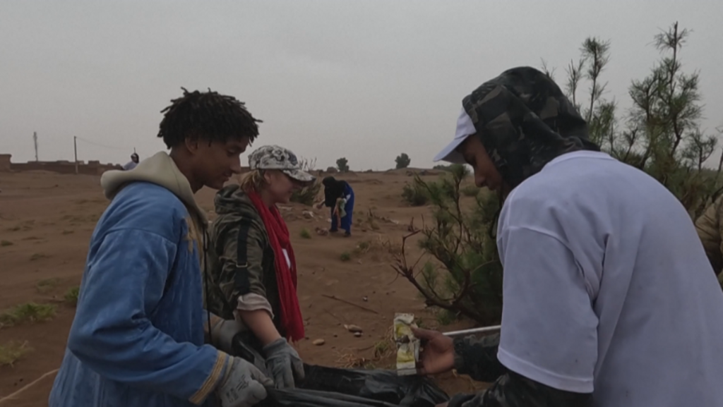 Au Maroc, des bénévoles traquent les déchets qui empoisonnent le désert